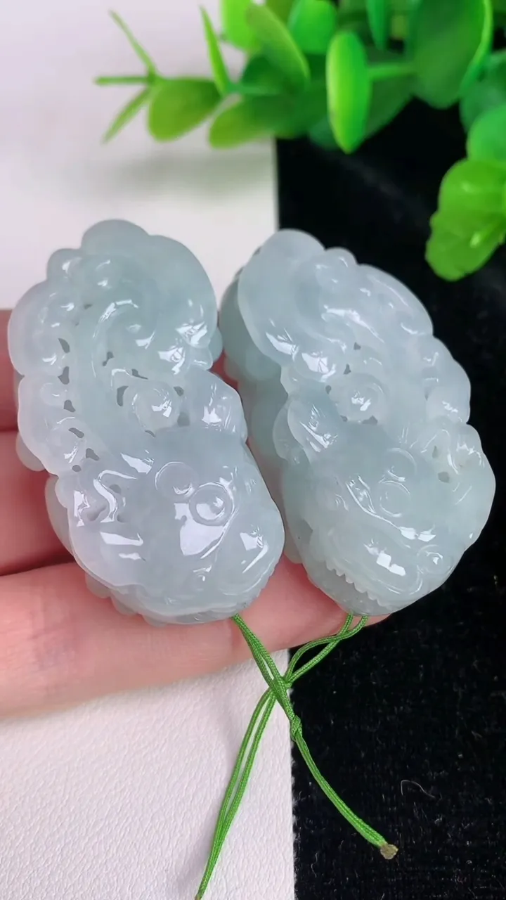 天然A货翡翠飘花貔貅吊坠一对，尺寸47-24.6-16.3，重量:78.66g
7月4日