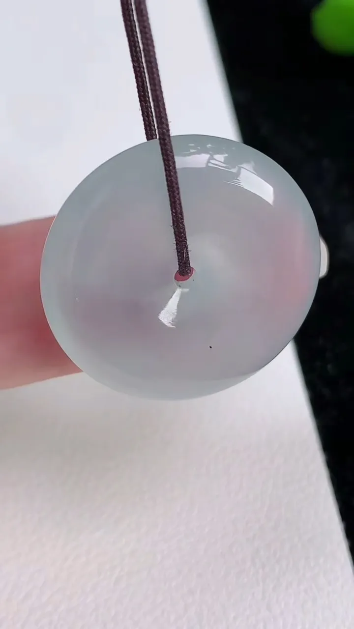 天然A货翡翠冰种平安扣吊坠，尺寸24.6-5.4，重量:6.99g
7月4日