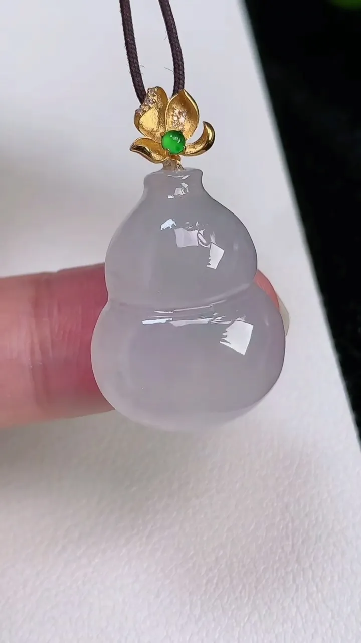 天然A货翡翠葫芦吊坠，尺寸31.5-24-18.4-6，重量:5.30g
7月4日