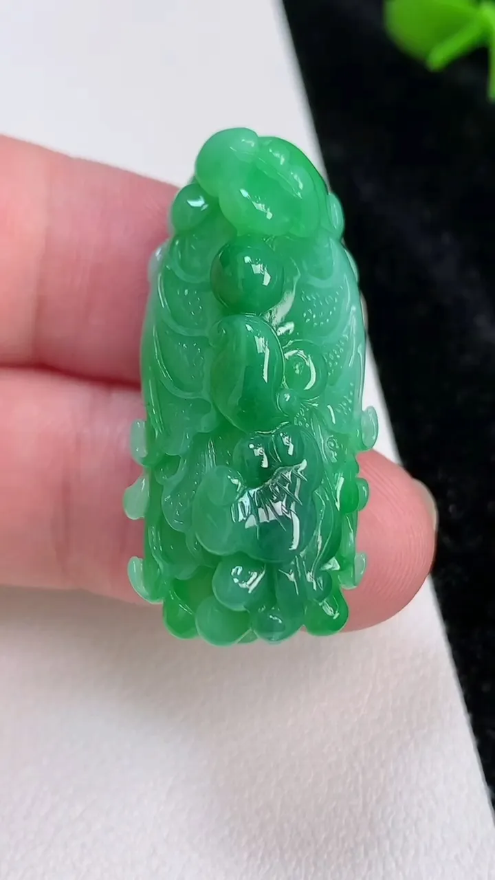 天然A货翡翠白菜吊坠，尺寸36.3-17.5-13.2，重量:13.30g
7月4日