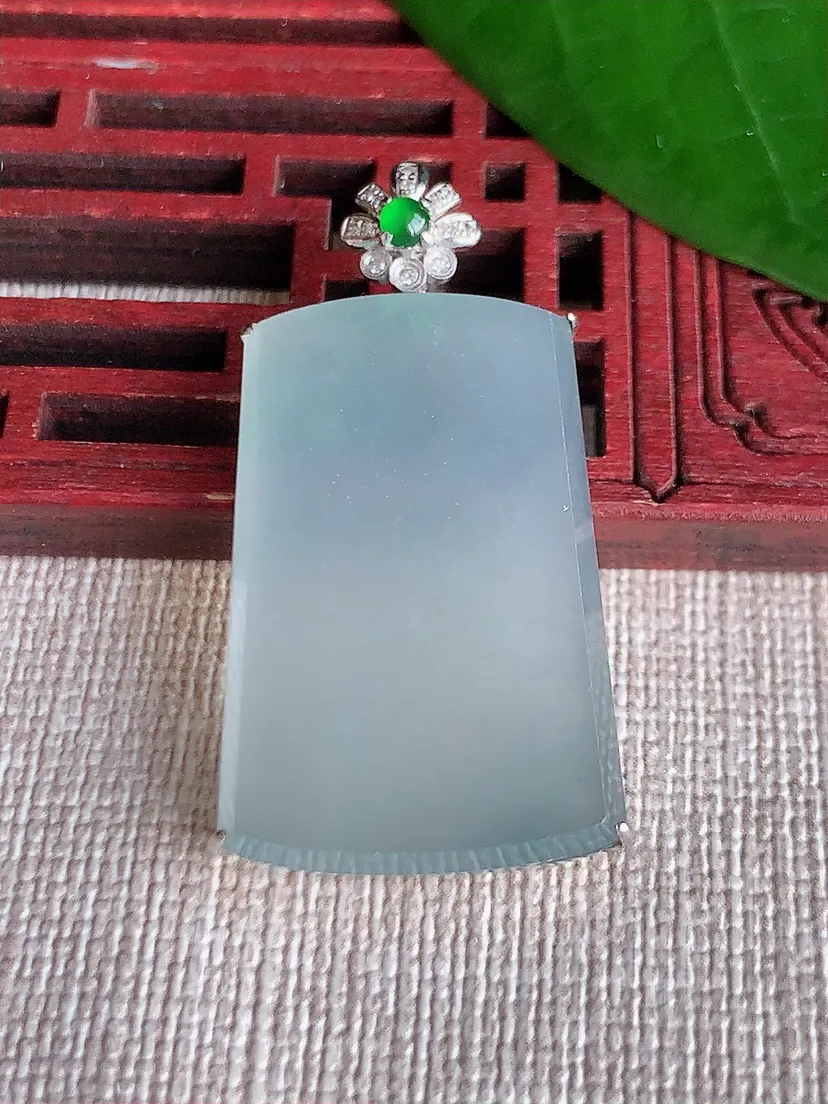 天然A货翡翠18K金伴晴水无事牌吊坠尺寸37.7×29.4×19.7×6m量7.05g 0702