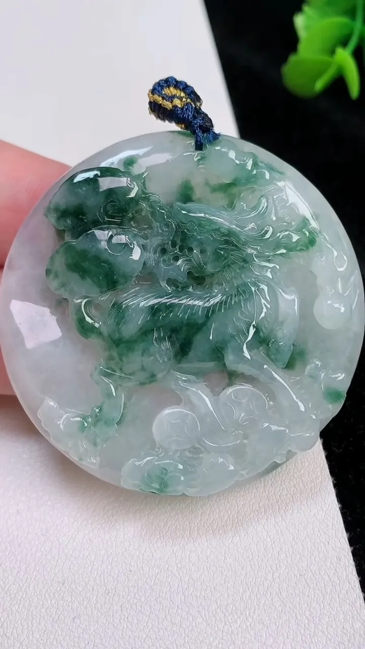 天然A货翡翠飘花麒麟吊坠，尺寸51.8-6.6，重量:33.69g
7月4日