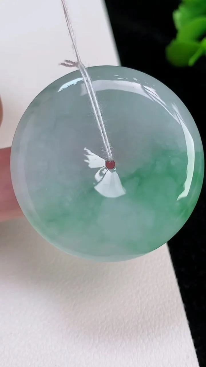 天然A货翡翠平安扣吊坠，尺寸38-5.6，重量:18.35g
7月4日