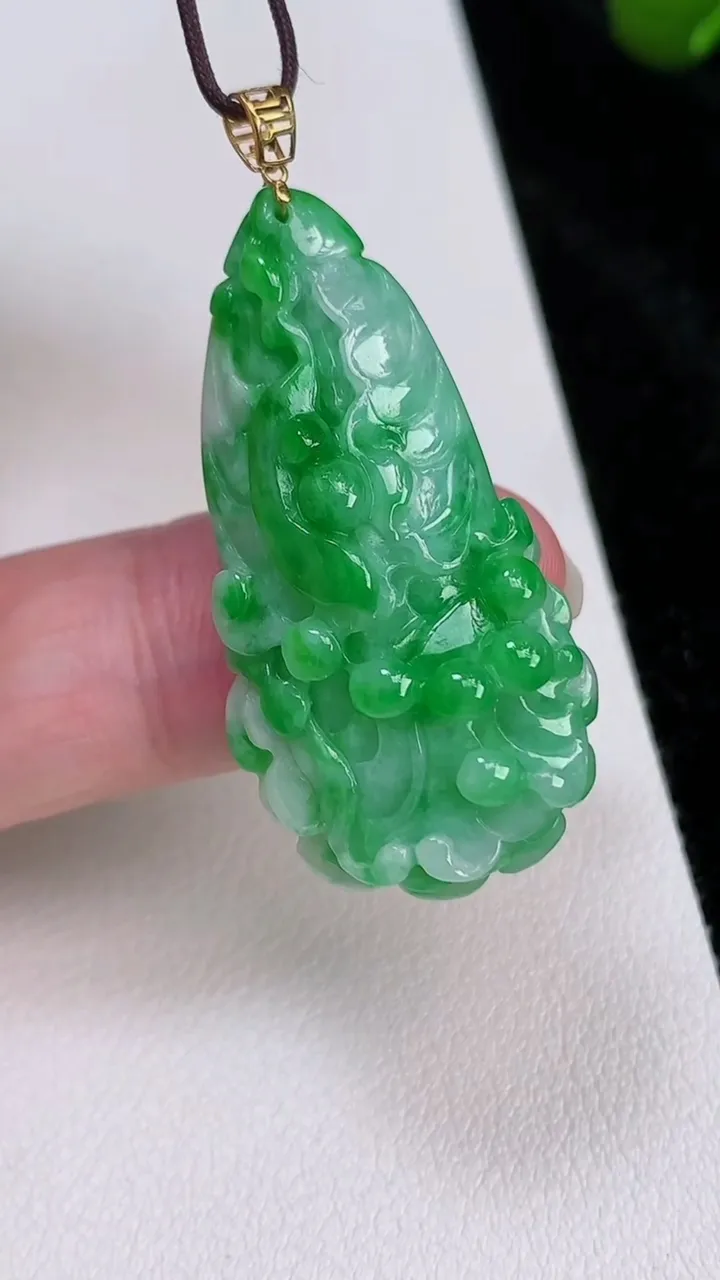 天然A货翡翠白菜吊坠，尺寸26.6-19.4-9，重量:8.29g
7月4日