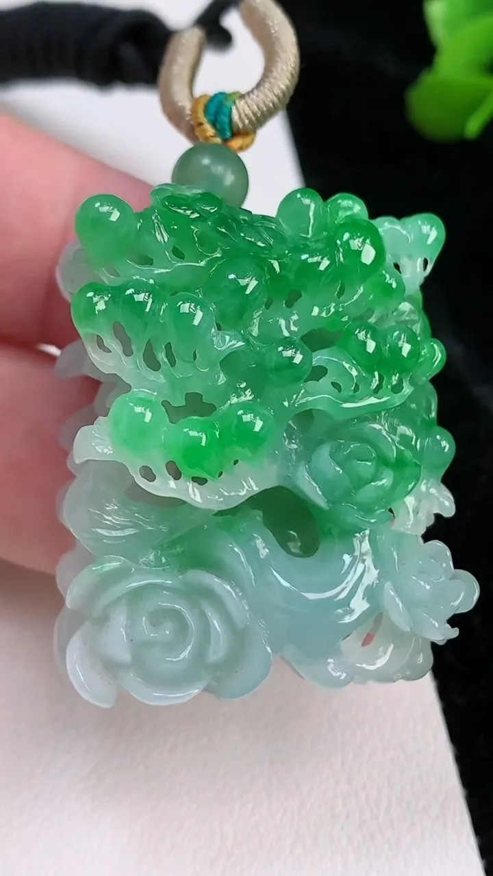 天然A货翡翠花开富贵吊坠，尺寸38.4-32.2-16.4，重量:27.79g
7月4日