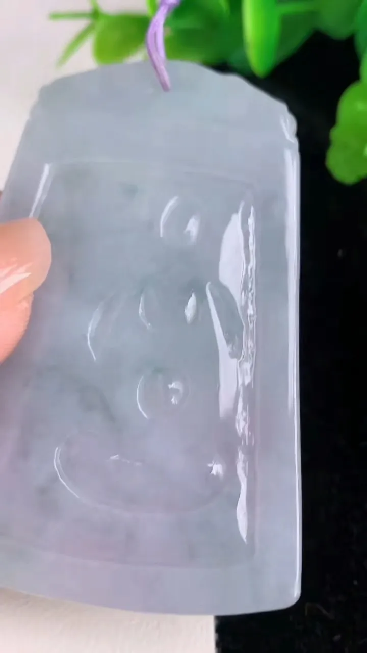 天然A货翡翠飘花大势至观音菩萨吊坠，尺寸65.3-47.6-6，重量:38.70g
7月4日
