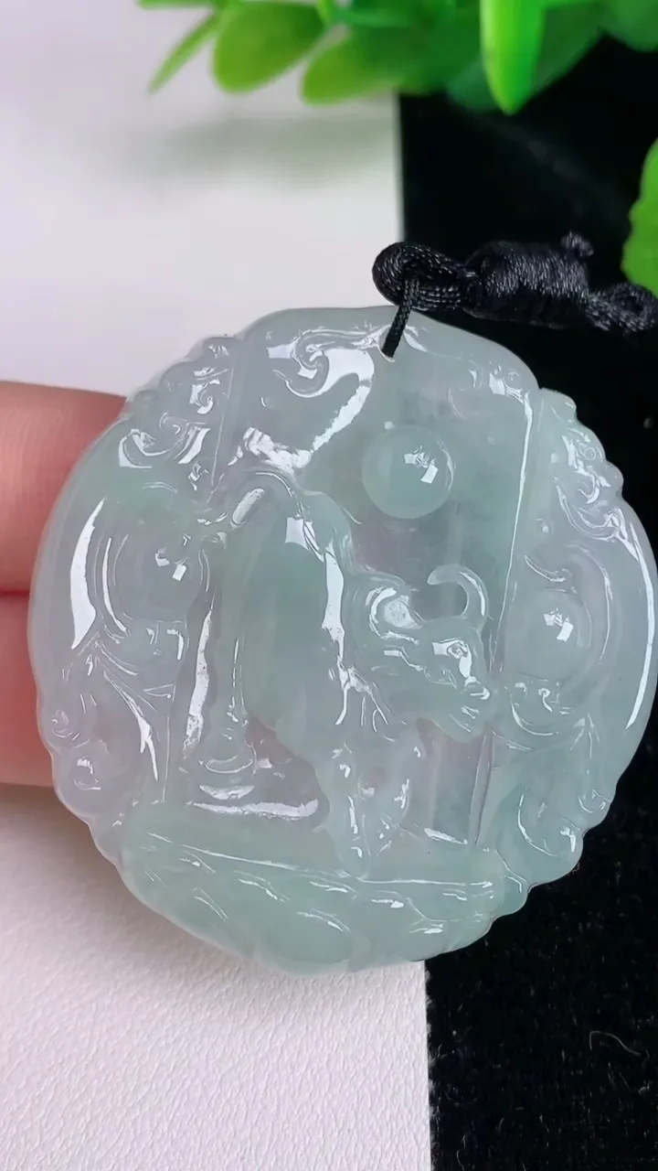 天然A货翡翠生肖牛吊坠，尺寸48.8-46.8-6.7，重量:25.70g
7月4日