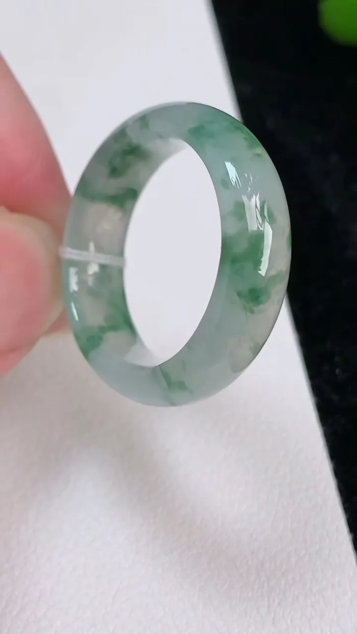 天然A货翡翠戒指指环，尺寸20.4-6.8-3.7，重量:6.00g2025年7月4日
工厂直销收藏佳品,种好水足，色泽均匀，有种有色，上手高大气！