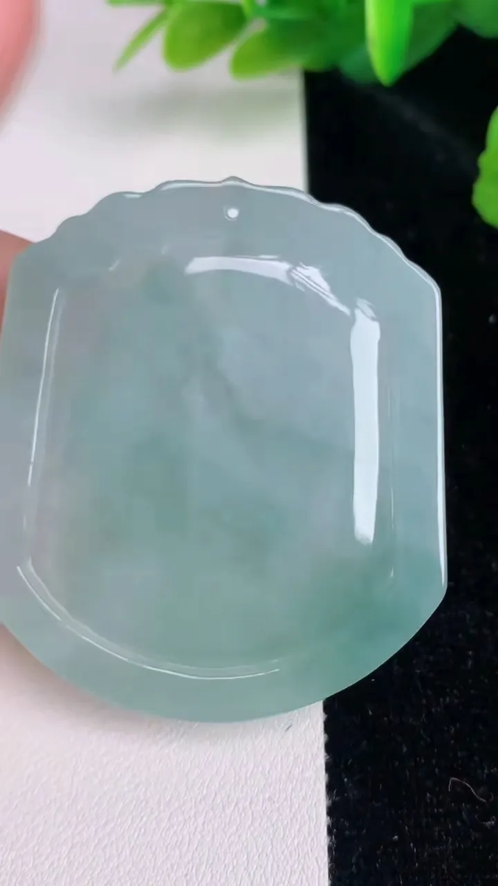 天然A货翡翠生肖鸡吊坠，尺寸53.8-47.4-5.4，重量:30.75g
7月4日