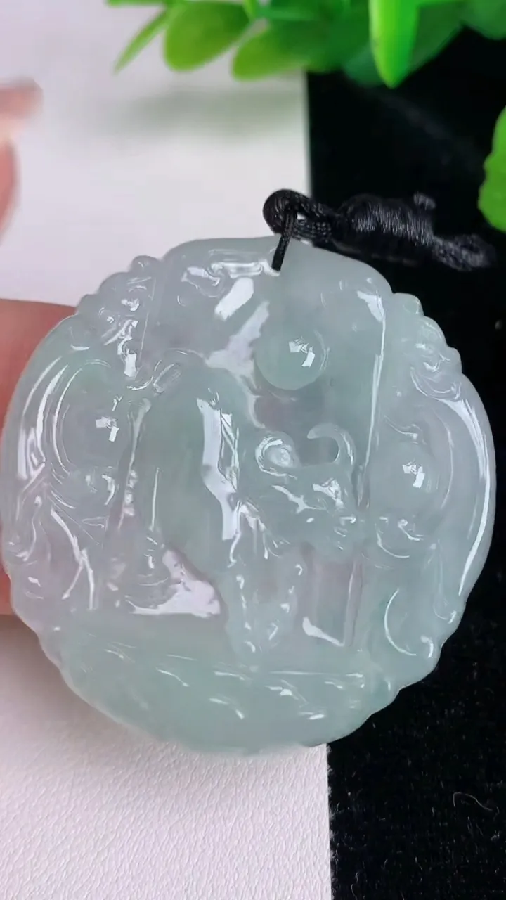 天然A货翡翠生肖牛吊坠，尺寸48.8-46.8-6.7，重量:25.70g
7月4日