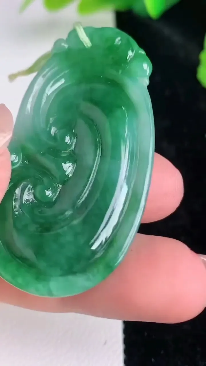 天然A货翡翠如意吊坠，尺寸47.4-25-5.4，重量:12.37g
7月4日