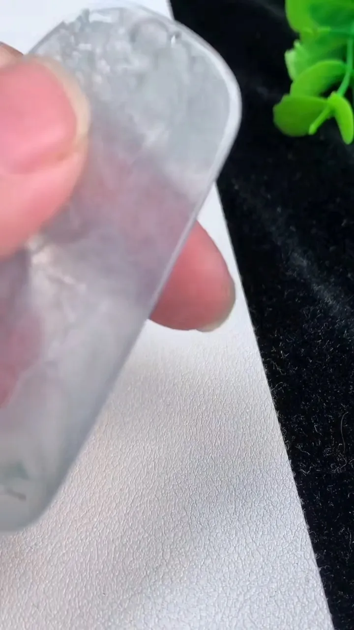 天然A货翡翠山水大日如来吊坠，尺寸62.2-38-4.4，重量:24.35g
7月4日