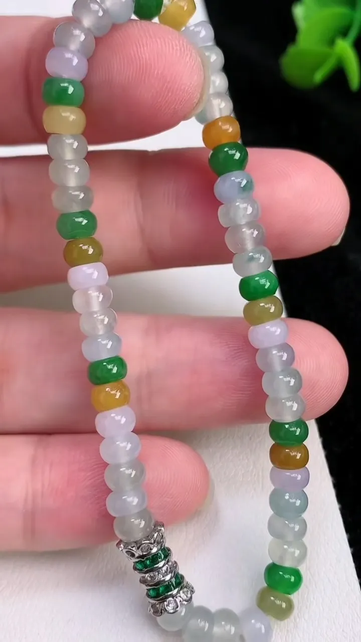 天然A货翡翠四彩算盘珠手串，尺寸4.8-3.5-52颗，重量:10.12g7月4日
工厂直销收藏佳品,种好水足，色泽均匀，有种有色，上手高大气！