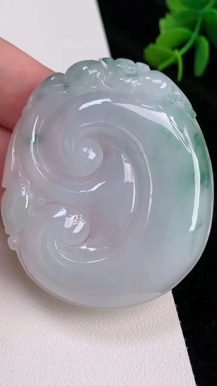 天然A货翡翠如意吊坠，尺寸56.8-48.2-6.2，重量:35.40g
7月4日
