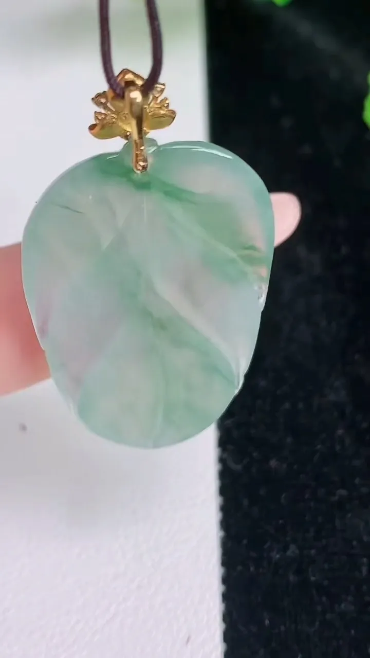 天然A货翡翠金枝玉叶 叶子吊坠，尺寸31-21.2-4.2，重量:6.26g
7月4日