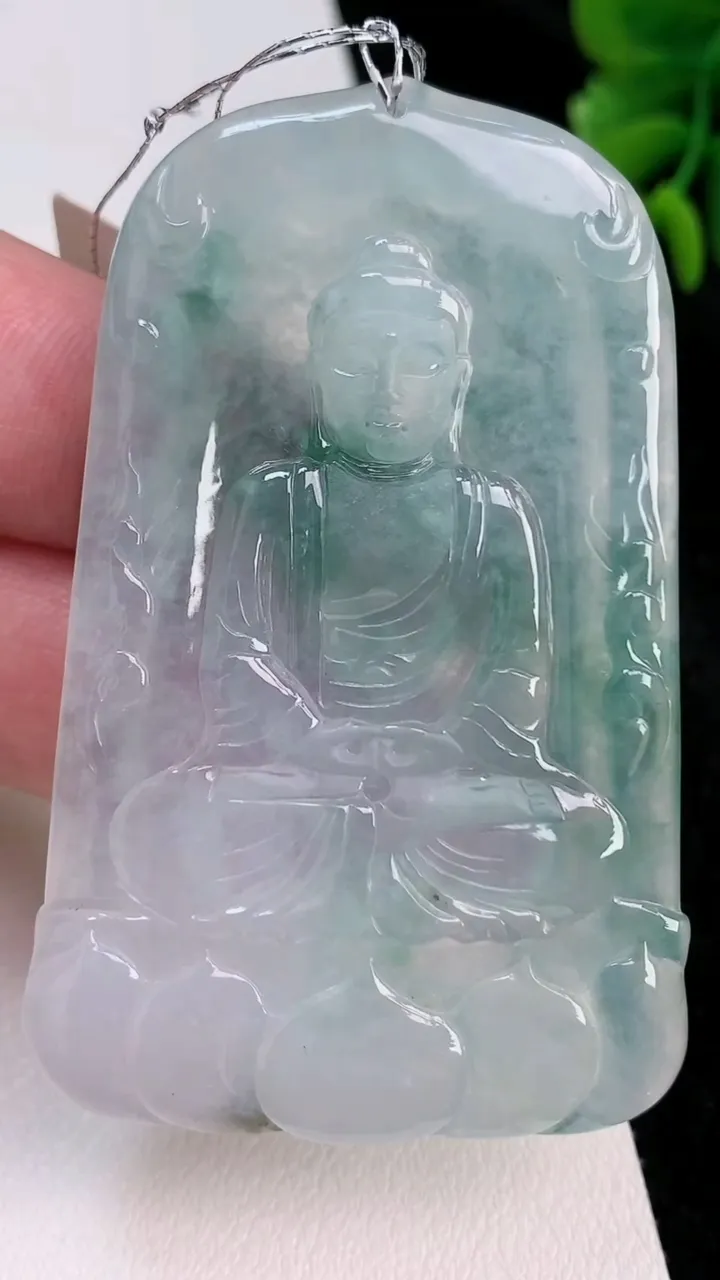 天然A货翡翠大日如来吊坠，尺寸62.3-39.8-4.9，重量:30.18g
7月4日