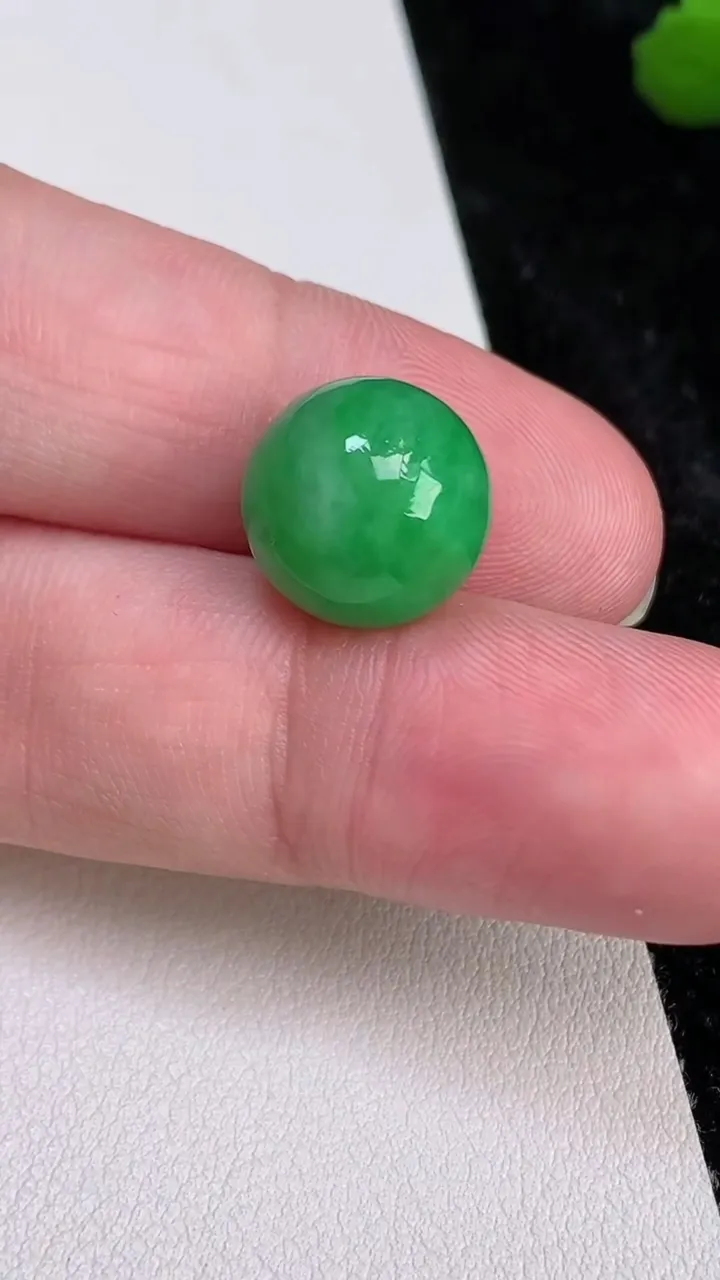 天然A货翡翠圆珠镶嵌件，尺寸12.5，重量:5.00g7月4日
工厂直销收藏佳品,种好水足，色泽均匀，有种有色，上手高大气！