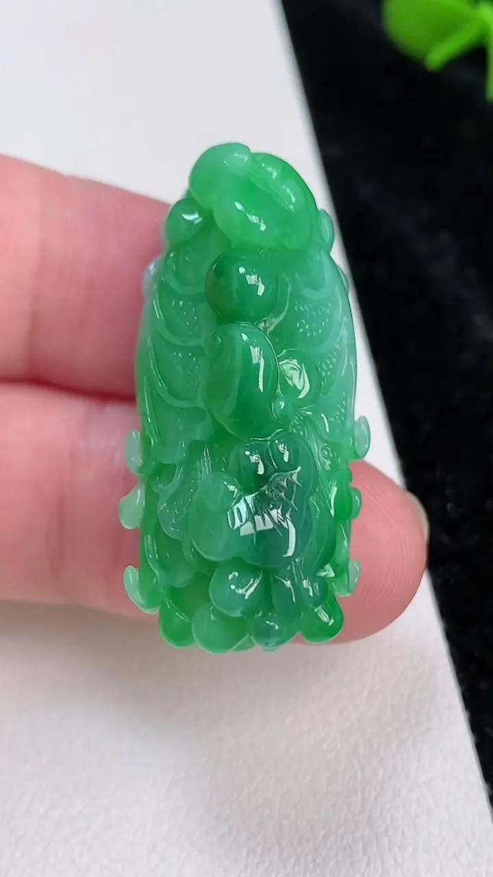 天然A货翡翠白菜吊坠，尺寸36.3-17.5-13.2，重量:13.30g
7月4日