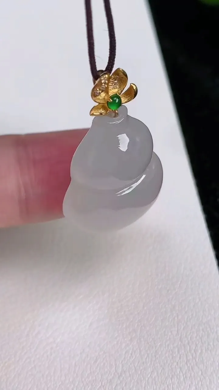 天然A货翡翠葫芦吊坠，尺寸31.5-24-18.4-6，重量:5.30g
7月4日
