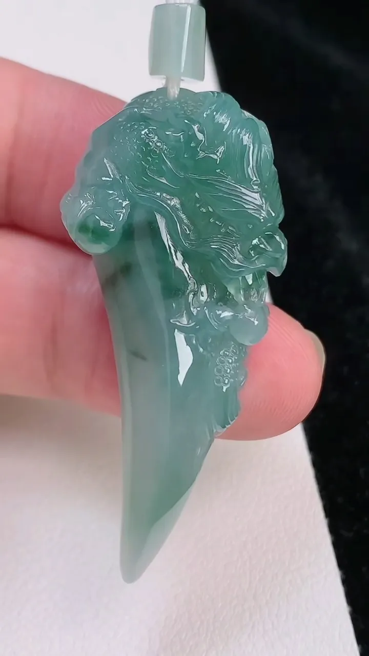 天然A货翡翠龙牌吊坠，尺寸47.7-20.5-11.4，重量:16.80g
7月4日