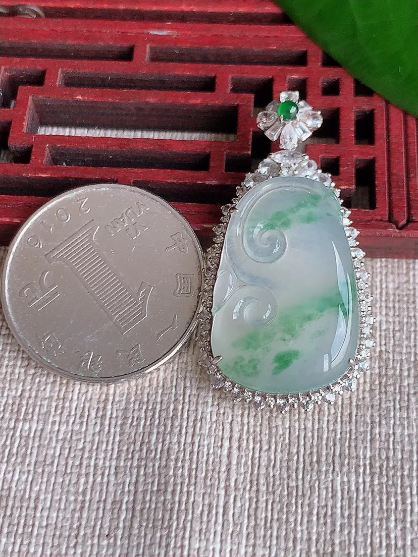 天然A货翡翠18K金伴飘花如意吊坠尺寸39.6×20.7×8裸石25.6×17m量6.38g 0702