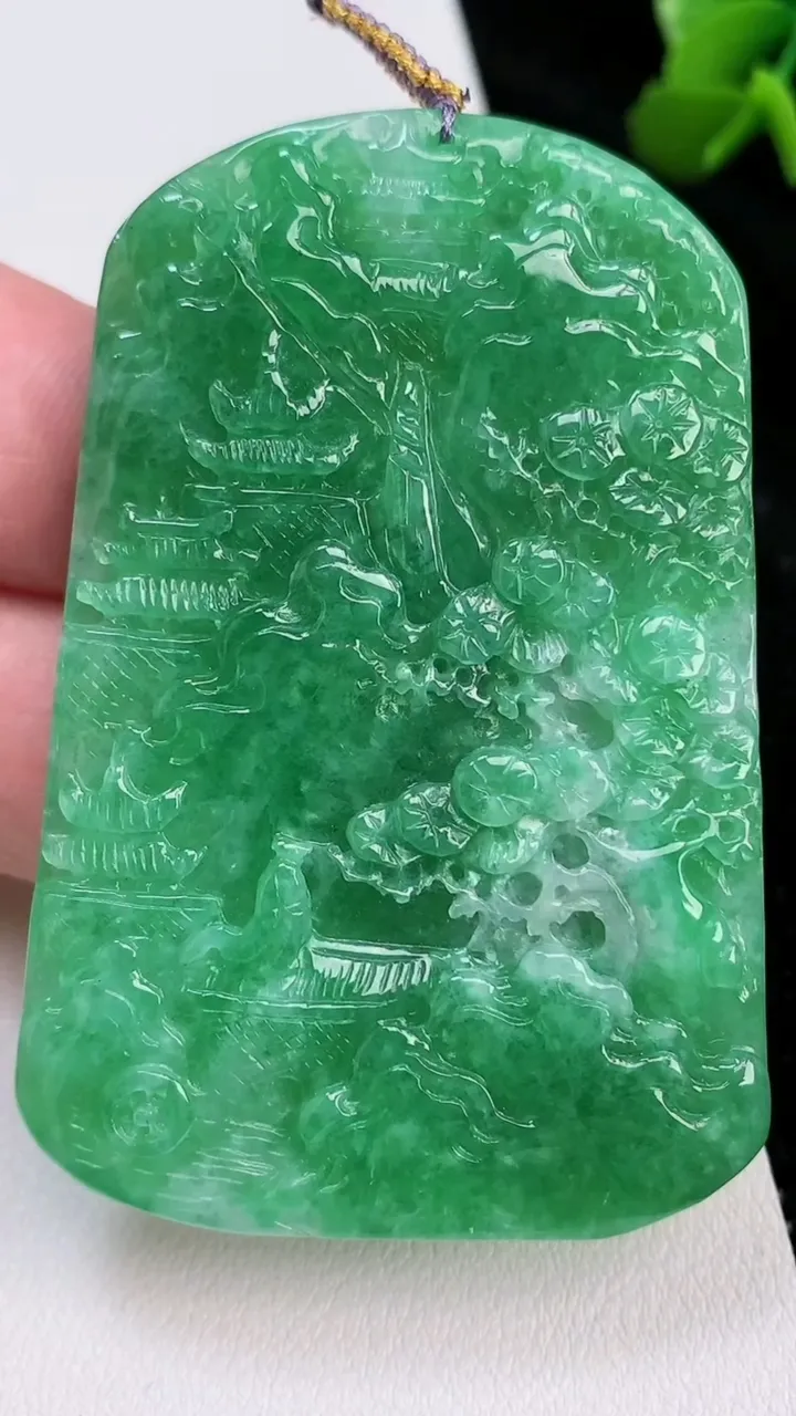 天然A货翡翠山水牌吊坠，尺寸61-41.6-4.4，重量:27.90g
7月4日