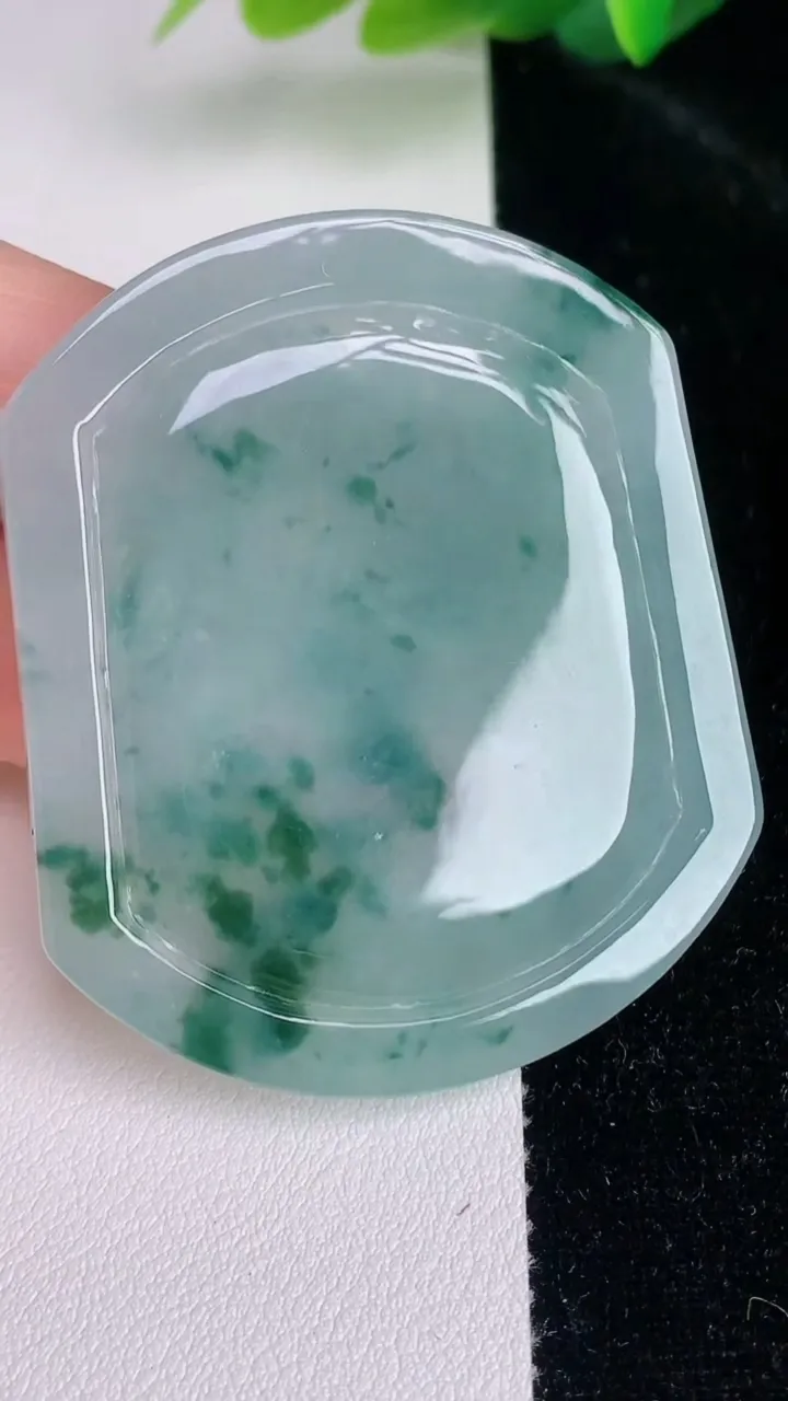 天然A货翡翠龙牌吊坠，尺寸53-45-6，重量:28.89g
7月4日