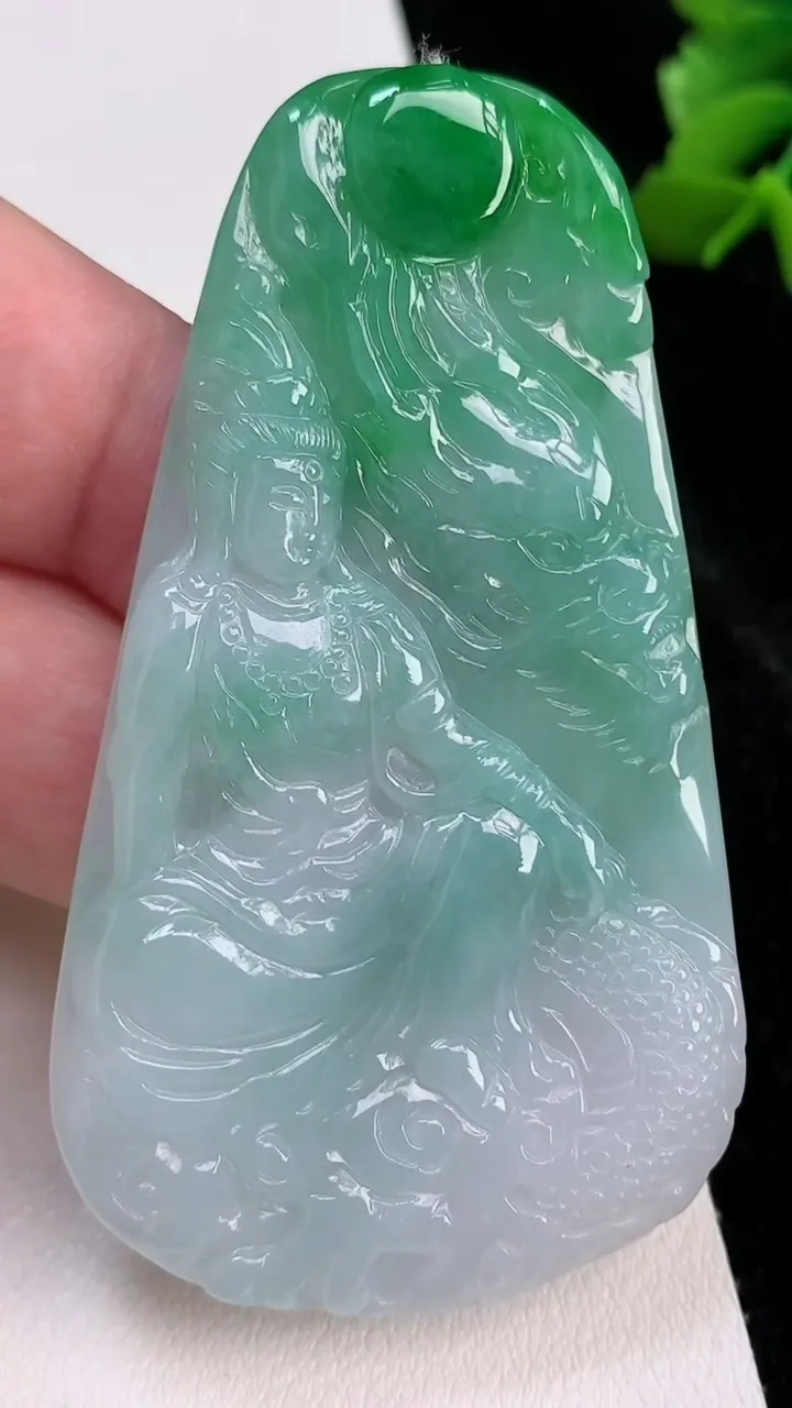 天然A货翡翠祥龙观音菩萨吊坠，尺寸68.2-38.6-5，重量:27.03g
7月4日