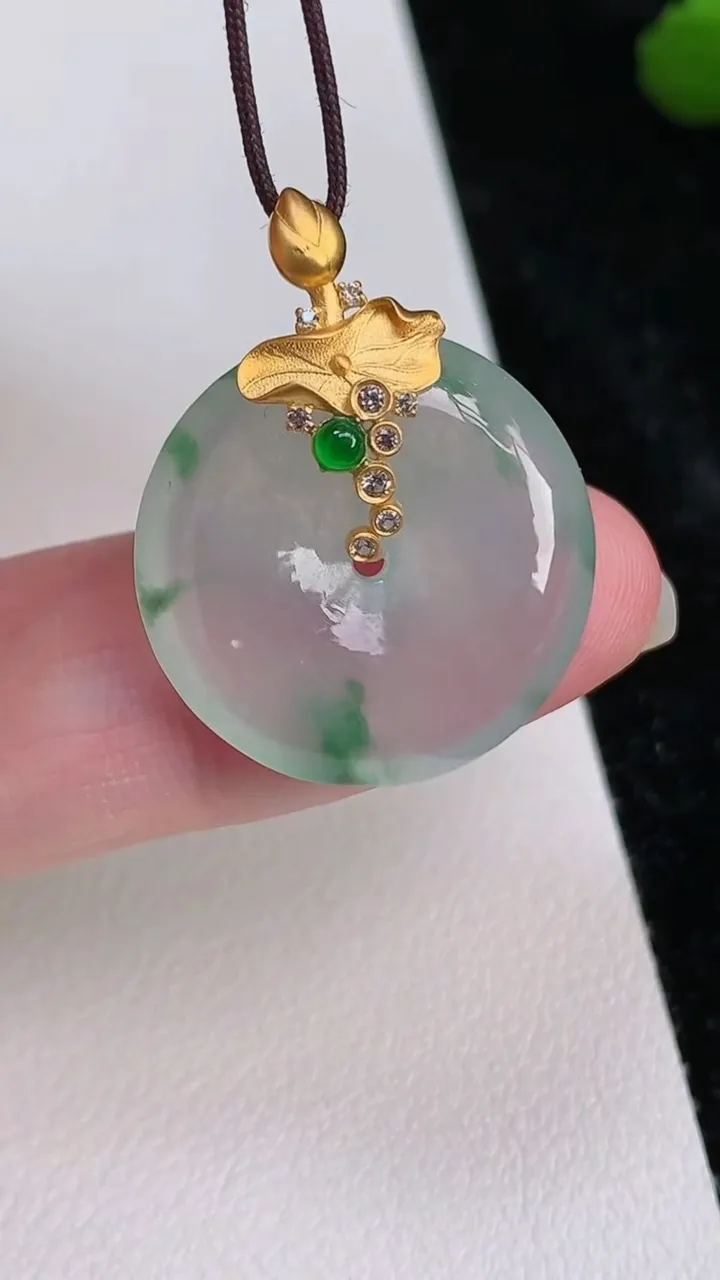 天然A货翡翠平安扣吊坠，尺寸20.5-4.5，重量:4.35g
7月4日