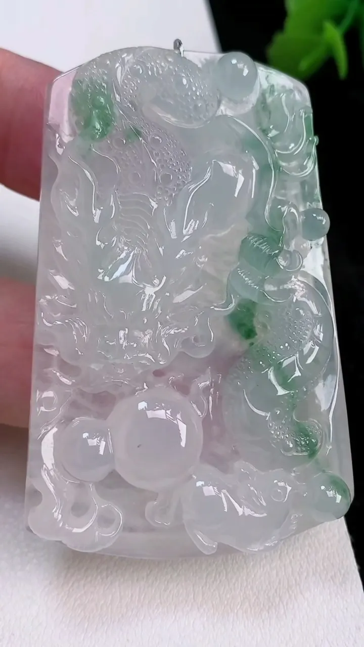 天然A货翡翠龙牌吊坠，尺寸61.4-41-6.6，重量:34.58g
7月4日