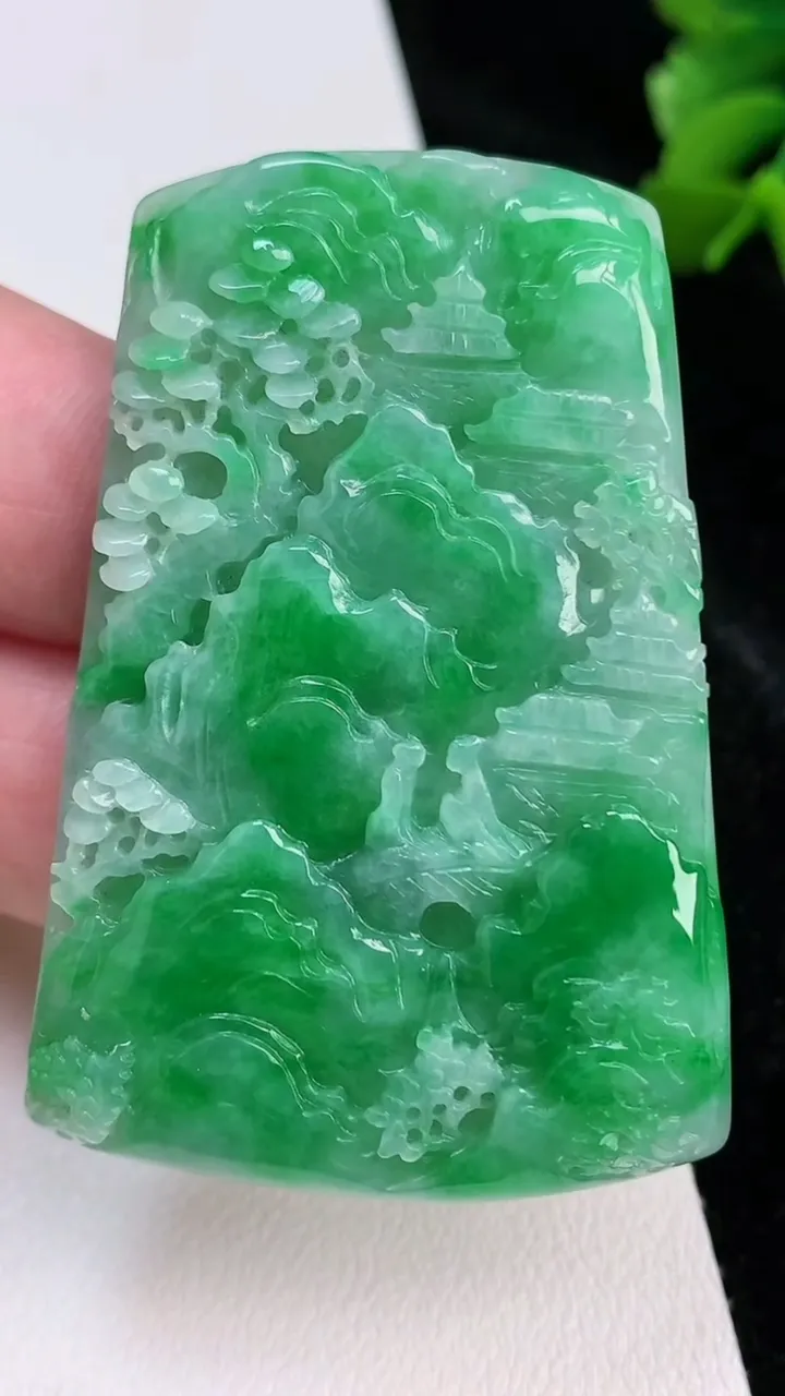 天然A货翡翠山水牌吊坠，尺寸54-37.4-5.7，重量:25.22g
7月4日