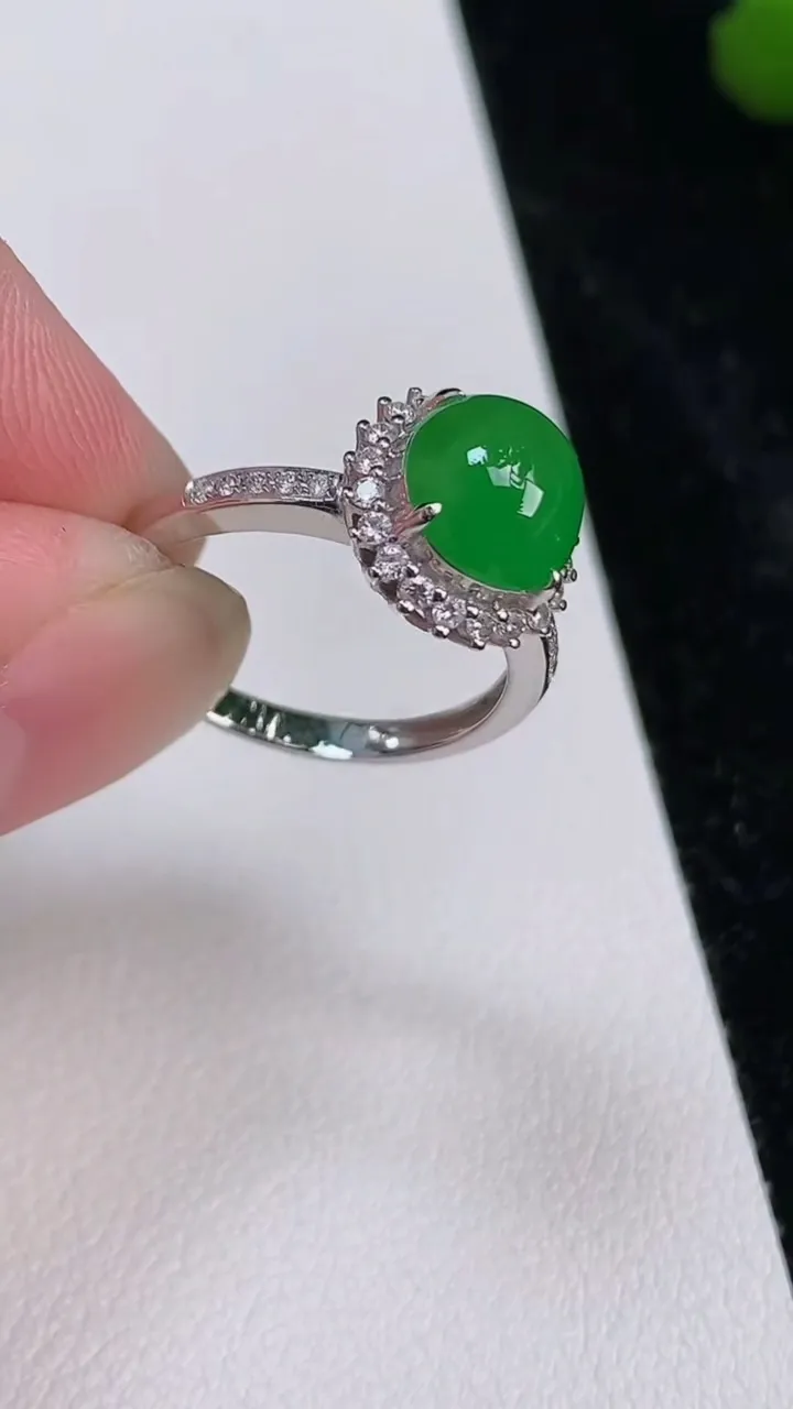 天然A货翡翠蛋面戒指，尺寸17.2-7.9-7.5，重量:3.12g2025年7月4日
工厂直销收藏佳品,种好水足，色泽均匀，有种有色，上手高大气！