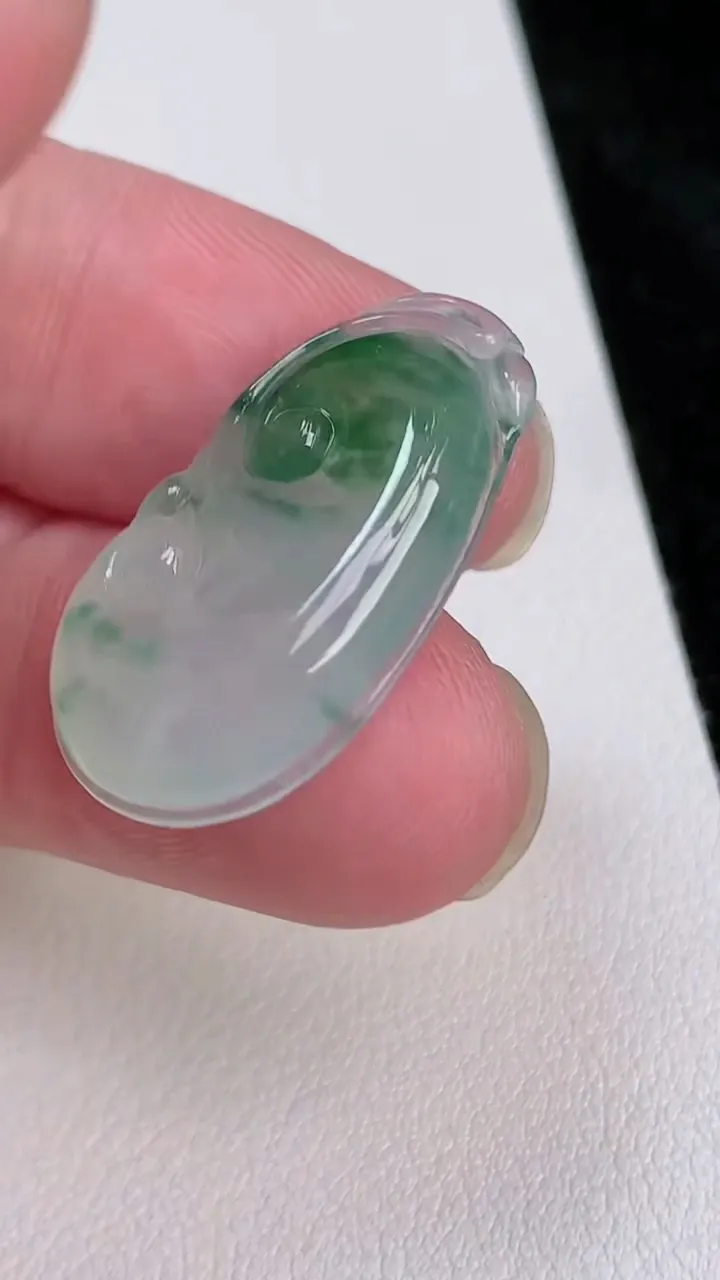 天然A货翡翠如意吊坠，尺寸26.7-14-4.5，重量:3.39g
7月4日