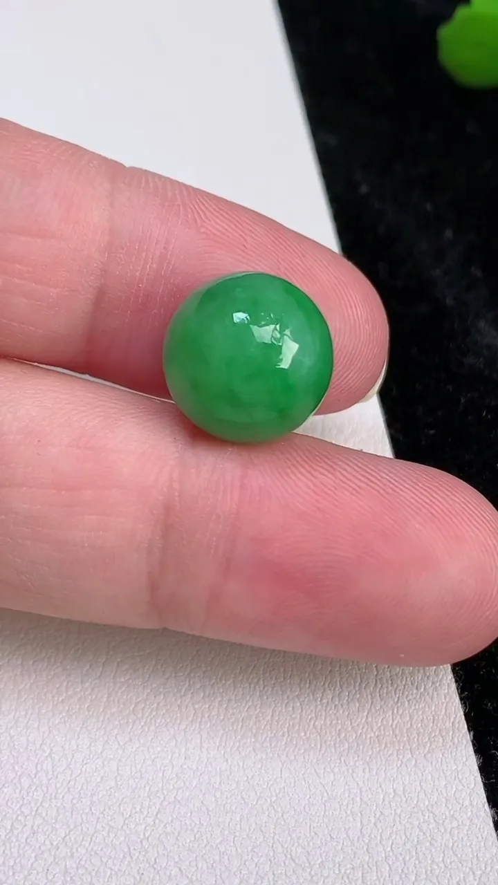 天然A货翡翠圆珠镶嵌件，尺寸12.5，重量:5.00g7月4日
工厂直销收藏佳品,种好水足，色泽均匀