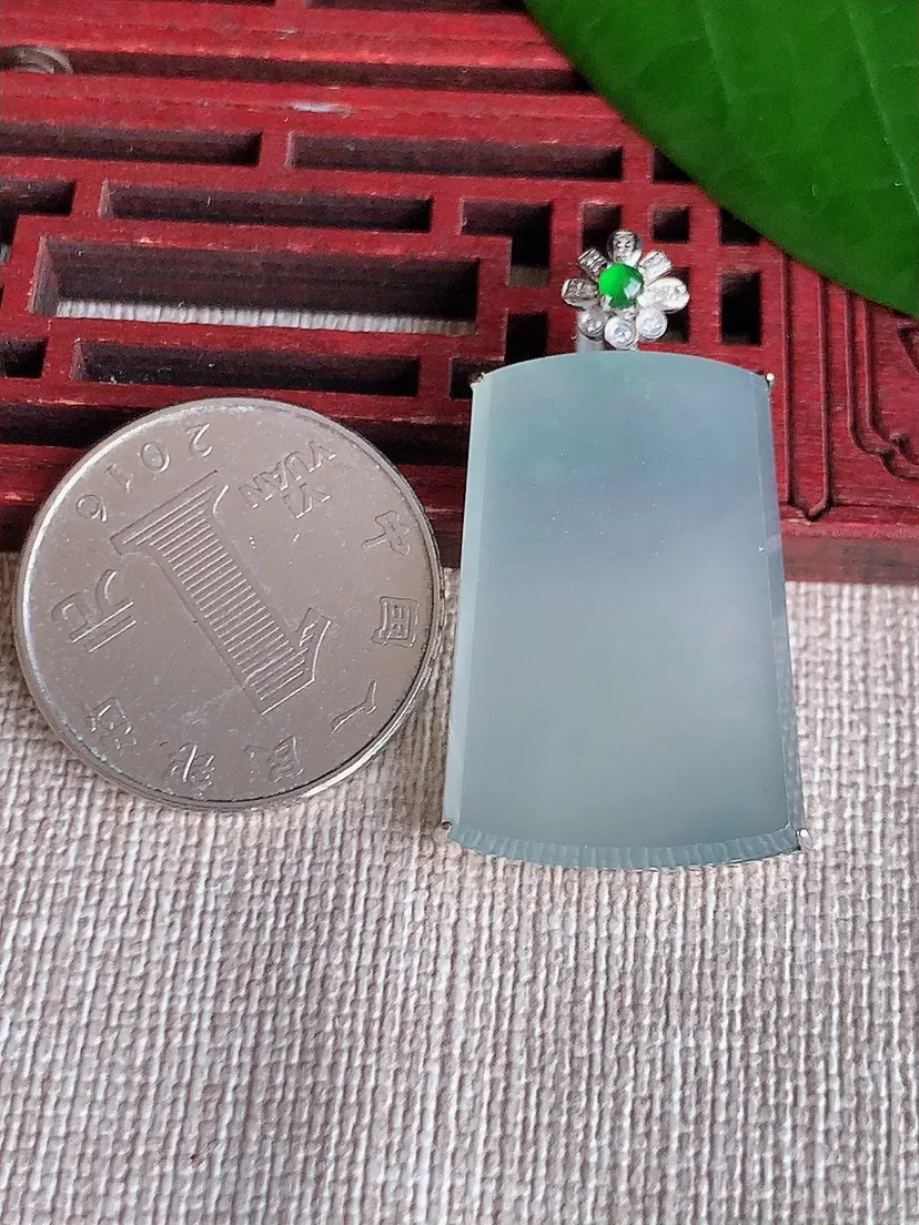 天然A货翡翠18K金伴晴水无事牌吊坠尺寸37.7×29.4×19.7×6m量7.05g 0702