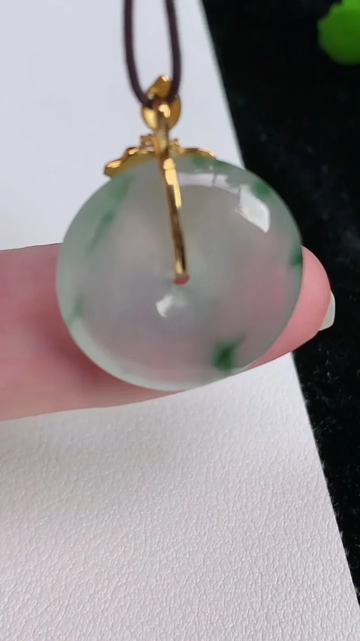 天然A货翡翠平安扣吊坠，尺寸20.5-4.5，重量:4.35g
7月4日
