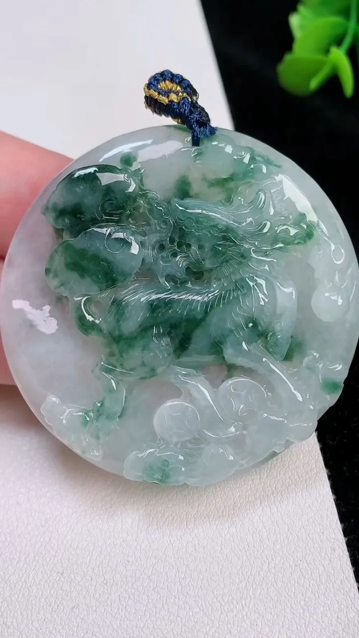 天然A货翡翠飘花麒麟吊坠，尺寸51.8-6.6，重量:33.69g
7月4日