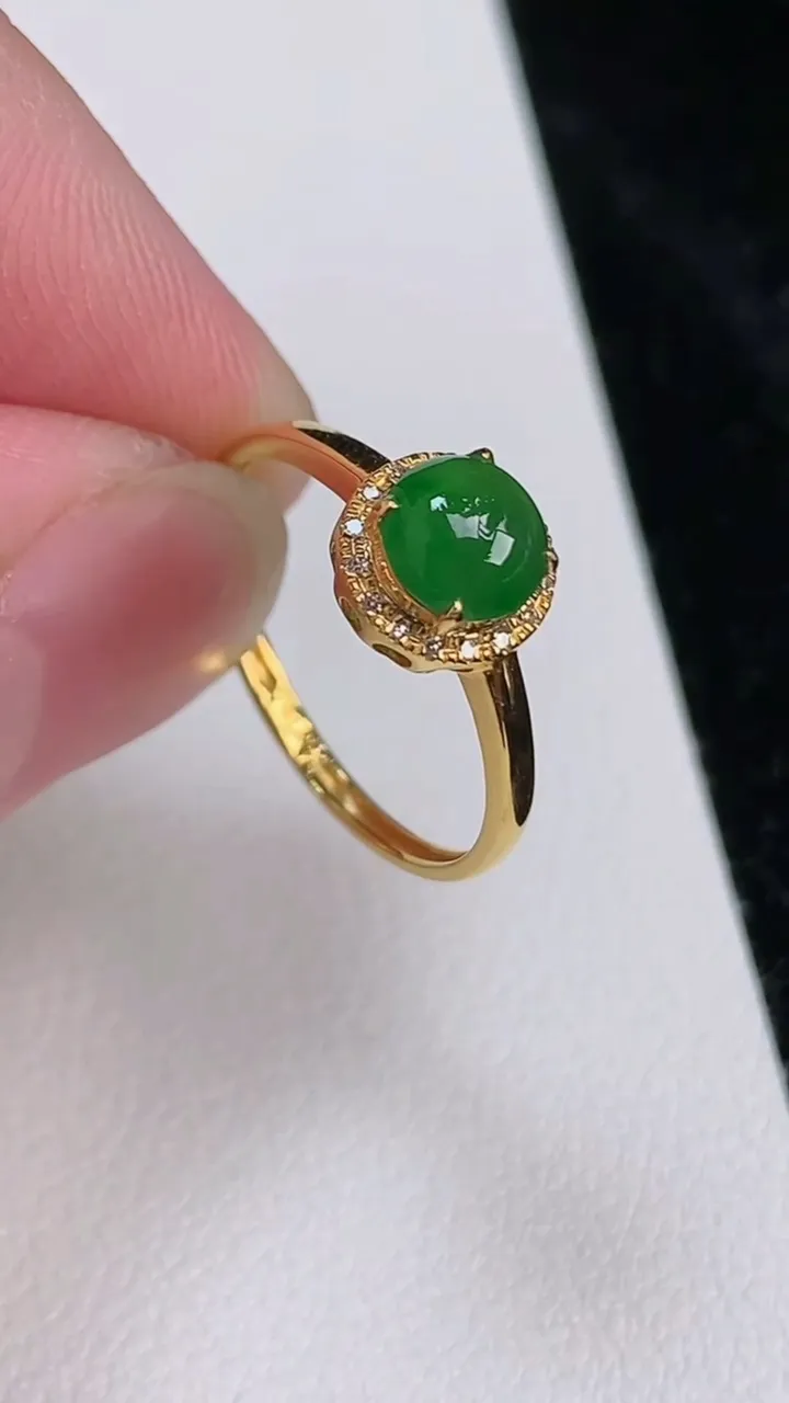 天然A货翡翠蛋面戒指，尺寸17.5-5.6，重量:1.28g2025年7月4日
工厂直销收藏佳品,种好水足，色泽均匀，有种有色，上手高大气！