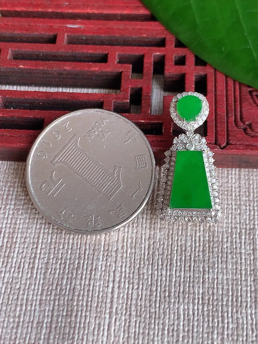 天然A货翡翠18K金伴阳绿无事牌吊坠尺寸25×12.2×7.3裸石10×7m量2.64g 0702