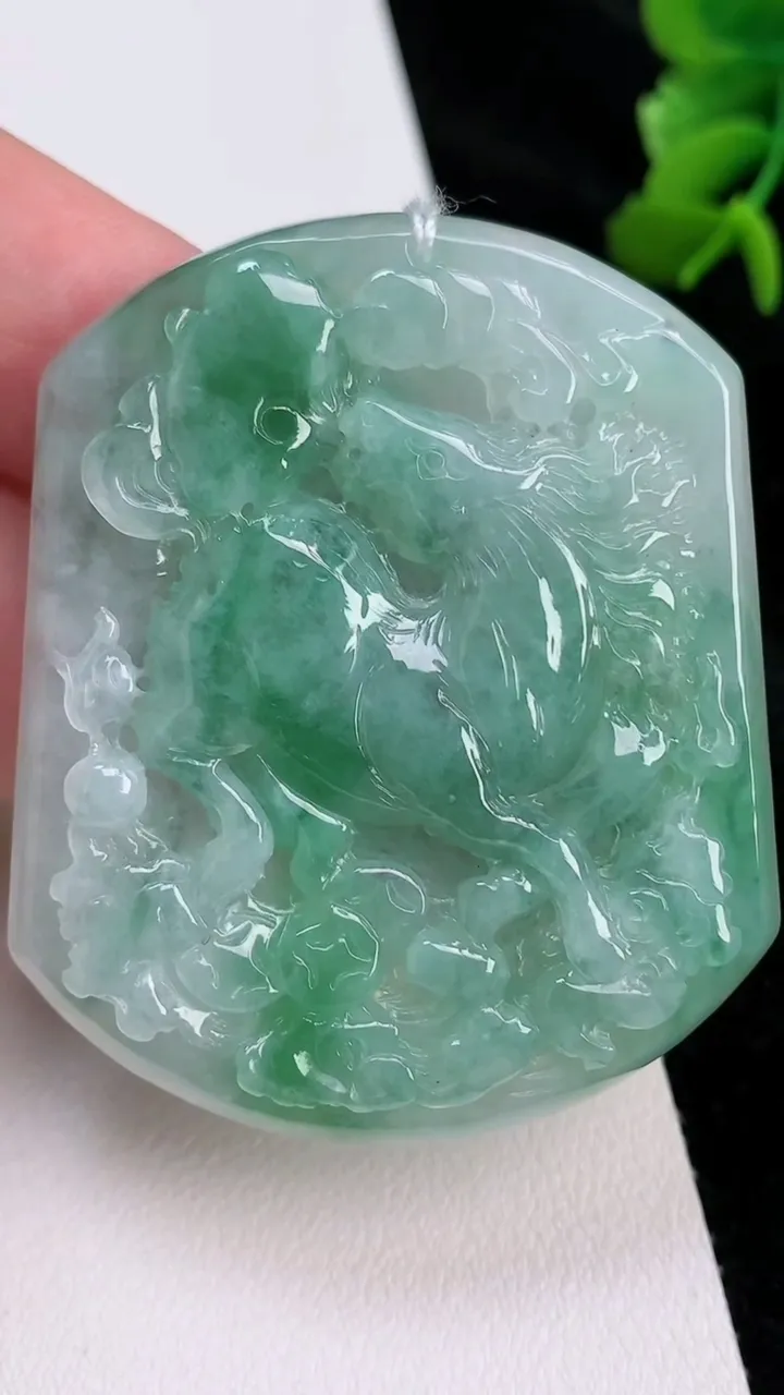 天然A货翡翠生肖马吊坠，尺寸53.8-45-5，重量:29.95g
7月4日