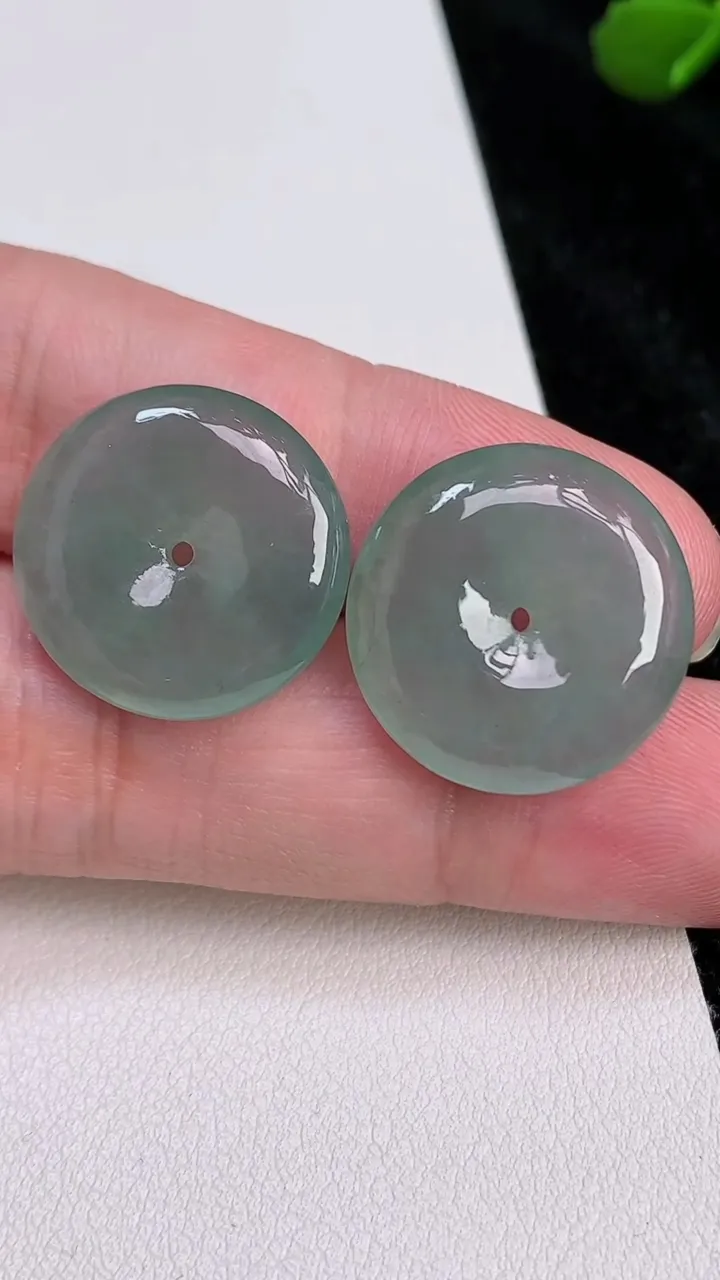 天然A货翡翠平安扣吊坠一对，尺寸20.4-4.5，重量:7.65g
7月4日