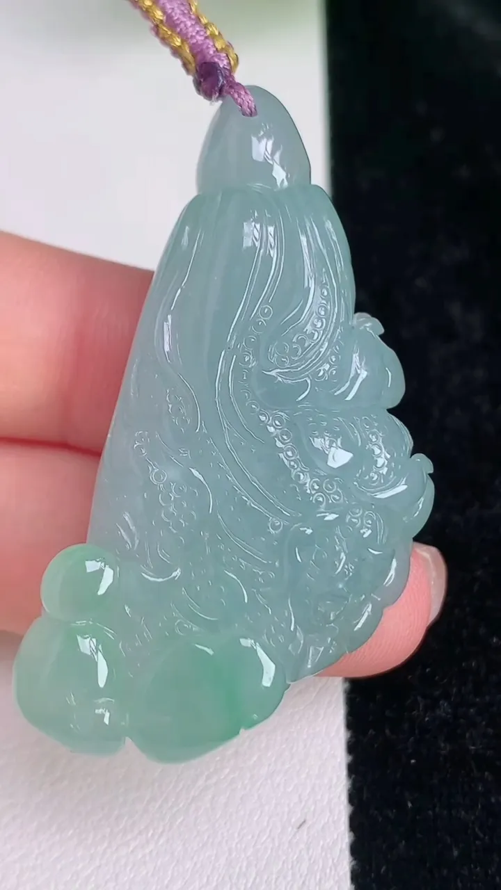 天然A货翡翠白菜吊坠，尺寸49.2-25.7-12，重量:24.85g
7月4日