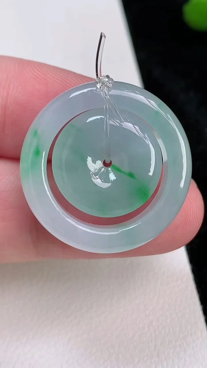天然A货翡翠母子平安扣吊坠，尺寸18.6-5.2-3.4/16.4-5.2，重量:7.55g
7月4