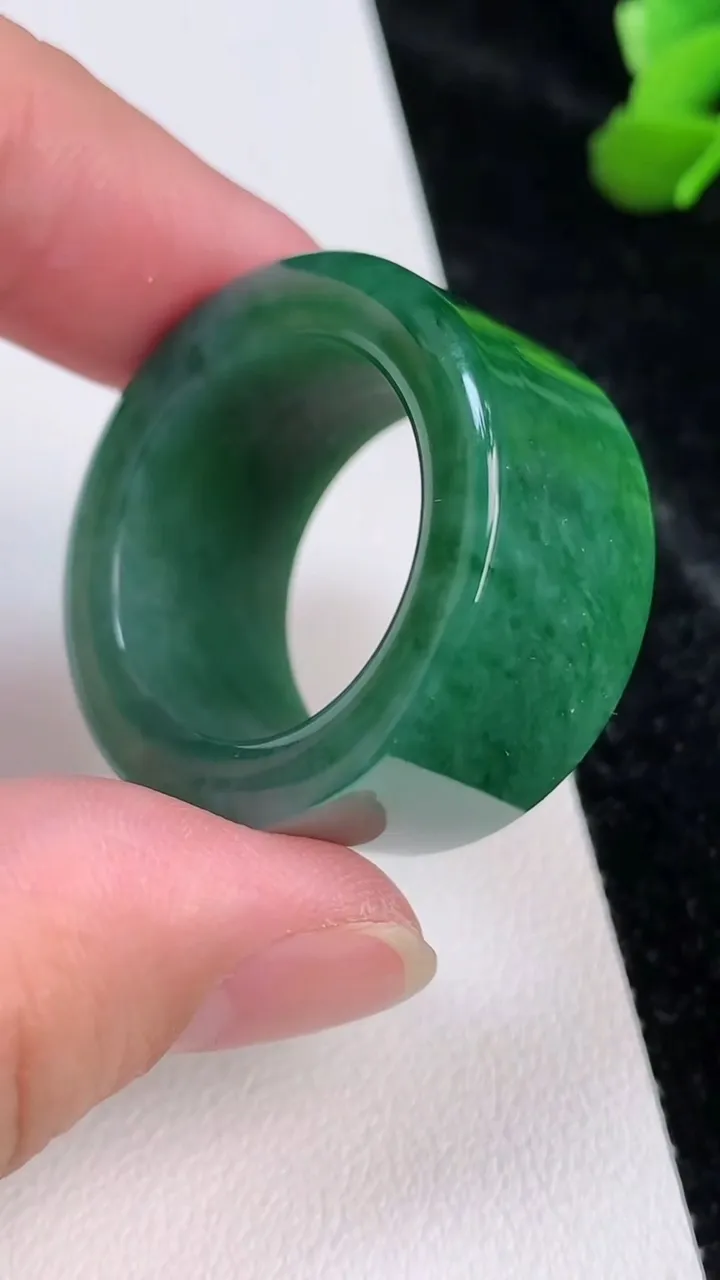 天然A货翡翠指环扳指，尺寸22.5-15.6-4.8，重量:22.52g2025年7月4日
工厂直销收藏佳品,种好水足，色泽均匀，有种有色，上手高大气！