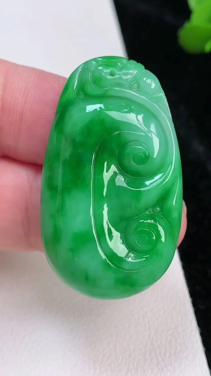天然A货翡翠如意吊坠，尺寸40.3-23.4-6，重量:11.29g
7月4日
