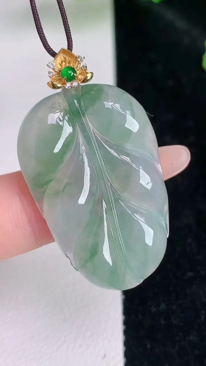 天然A货翡翠金枝玉叶 叶子吊坠，尺寸31-21.2-4.2，重量:6.26g
7月4日
