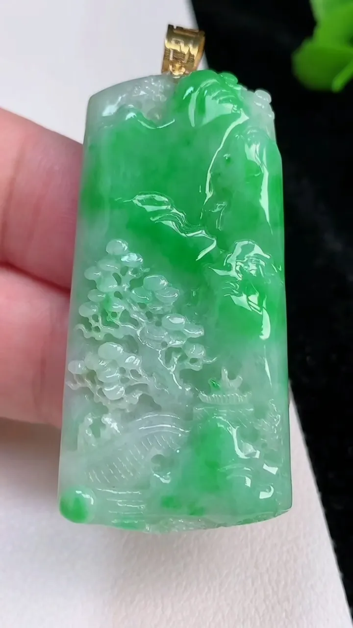天然A货翡翠山水牌吊坠，尺寸47.7-24.5-7.8，重量:20.65g
7月4日