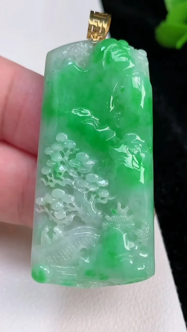 天然A货翡翠山水牌吊坠，尺寸47.7-24.5-7.8，重量:20.65g
7月4日