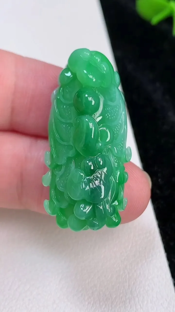天然A货翡翠白菜吊坠，尺寸36.3-17.5-13.2，重量:13.30g
7月4日