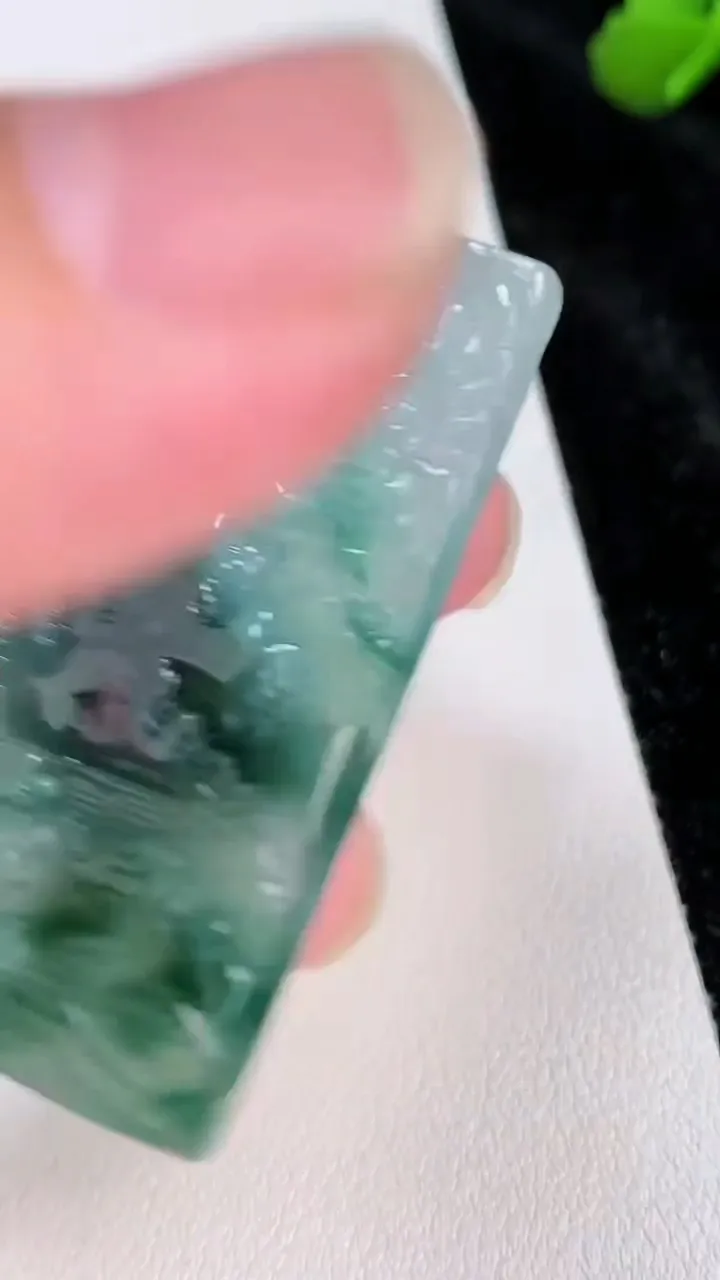 天然A货翡翠牌吊坠，尺寸47.5-28-5.4，重量:20.19g
7月4日